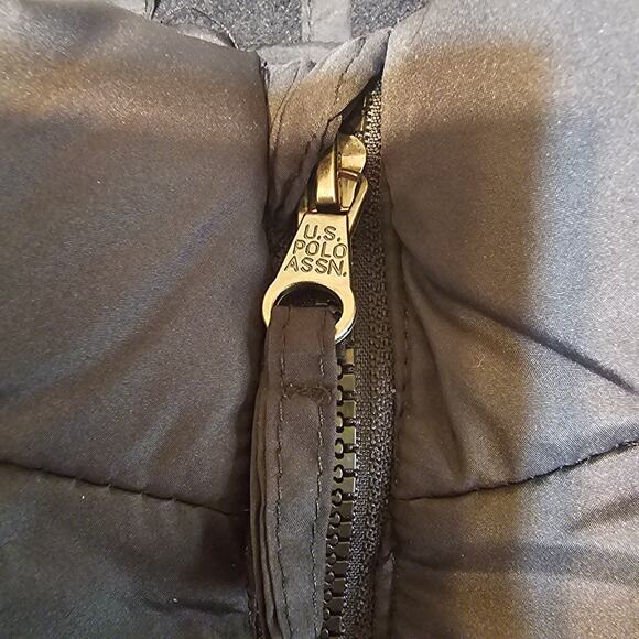 U.S. Polo Assn. Men’s Black Puffer Vest Size M Full Zip Quilted Sleeveless Jacke - Picture 4 of 11